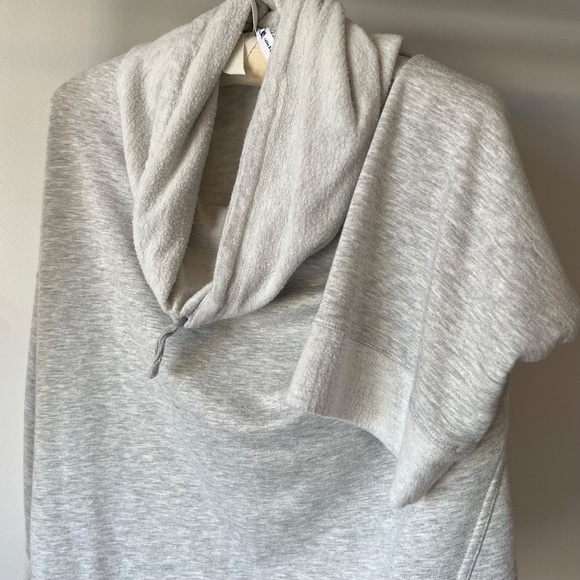 SALE ☘️ CABLE & GAUGE turtleneck 3/4 sleeve sweatshirt in light heather gray - Picture 10 of 14